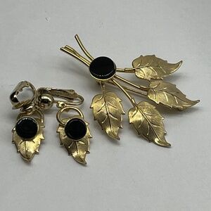 Vintage Gold Tone Leaves + Black Glass Brooch and Clip earrings Set